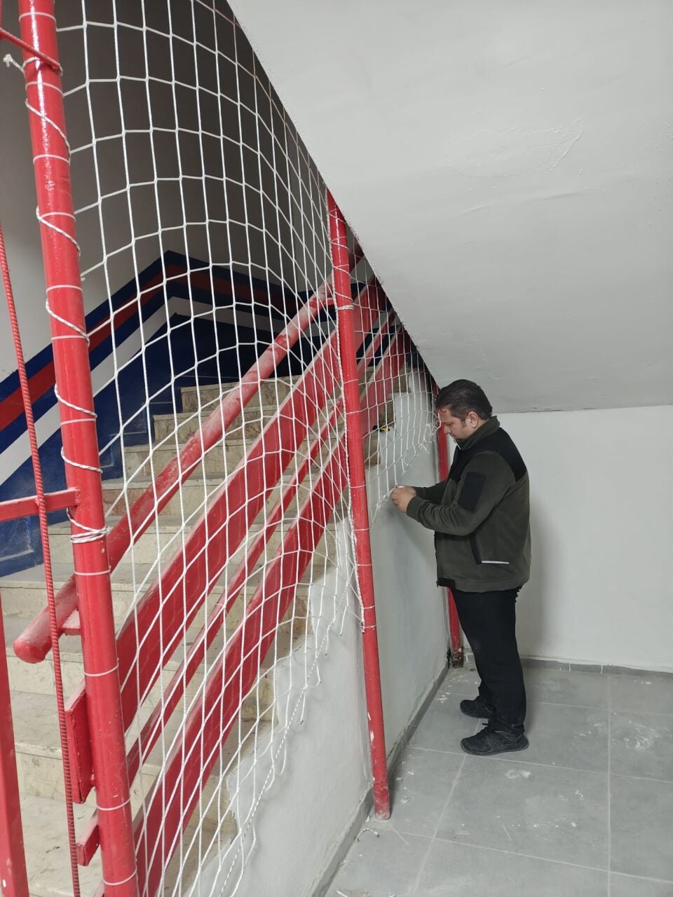 Okul, Hastane ve Binalarda Merdiven File Güvenliği Neden Zorunludur?
